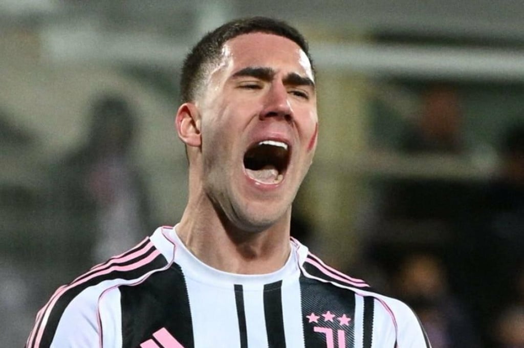 <p>Juventus� Serbian forward #09 Dusan Vlahovic reacts during the Italian Serie A football match between ACF Fiorentina and Juventus FC at Artemio Franchi stadium in Florence, on November 22, 2025. (Photo by Alberto PIZZOLI/AFP)</p>
