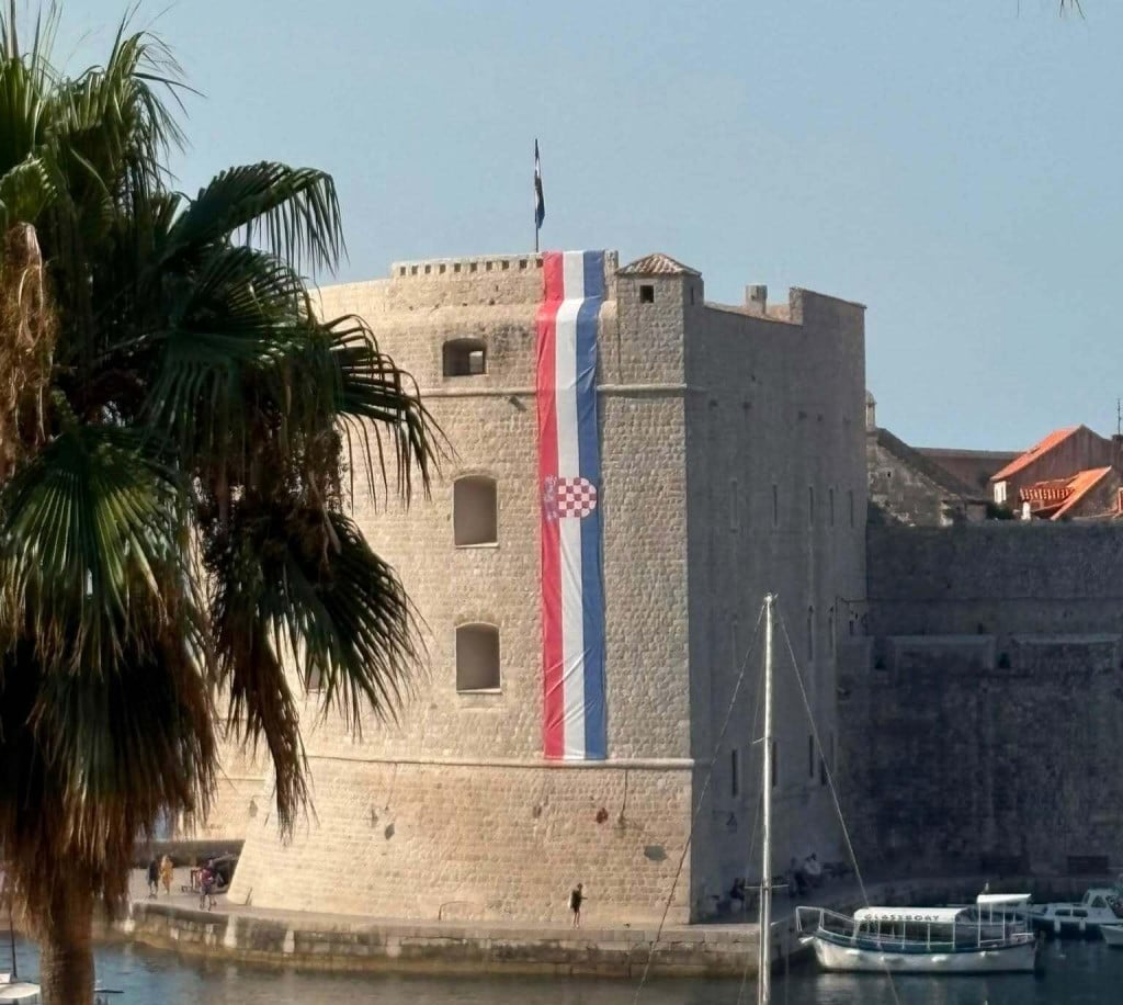 <p>Pripadnici hgss dubrovnik na sv. ivana izvjesili su veliku hrvatsku zastavu</p>