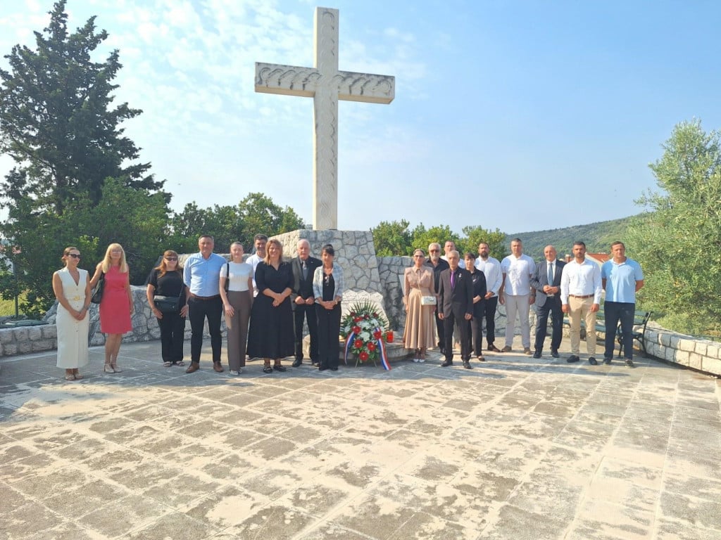 <p>Vijenci i svijeće na Spomen-području u Mandaljeni.</p>