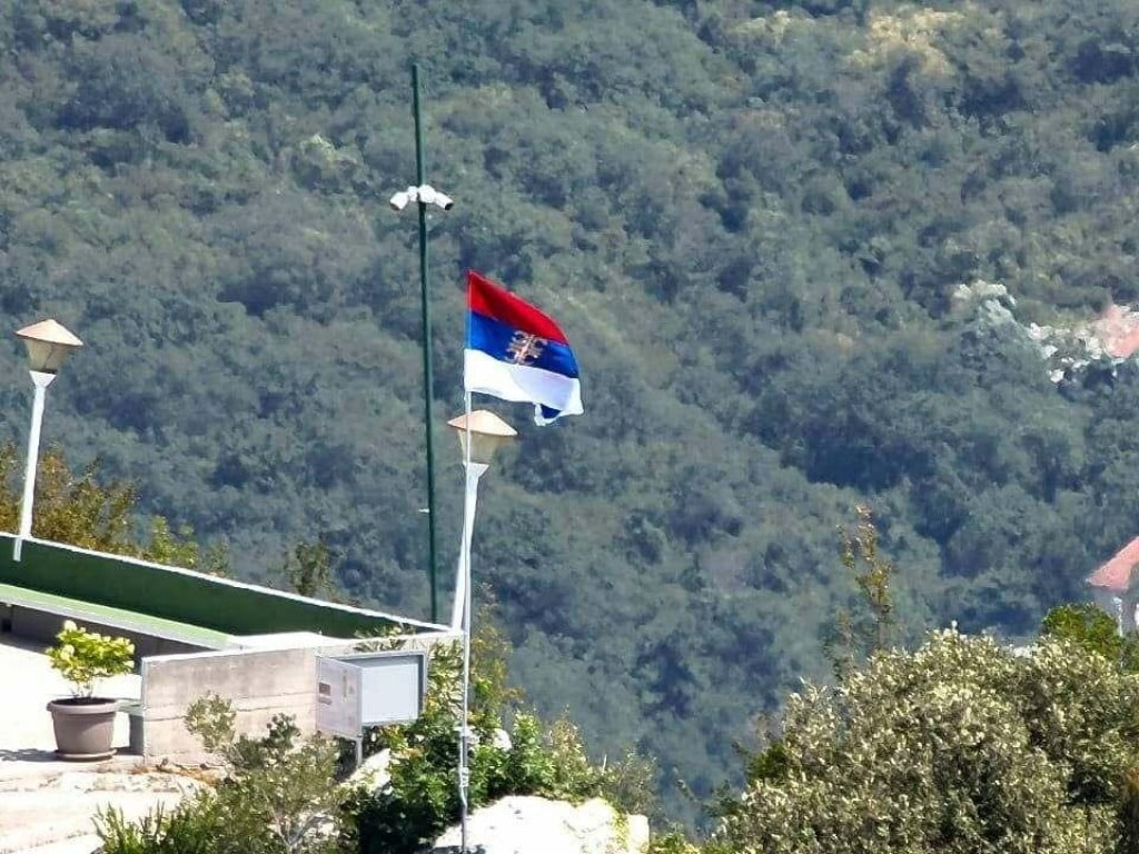<p>Na crkvi sv. Ilije iznad Vitaljine, koja se nalazi na području Republike Crne Gore, izvje&scaron;ena je srpska zastava</p>