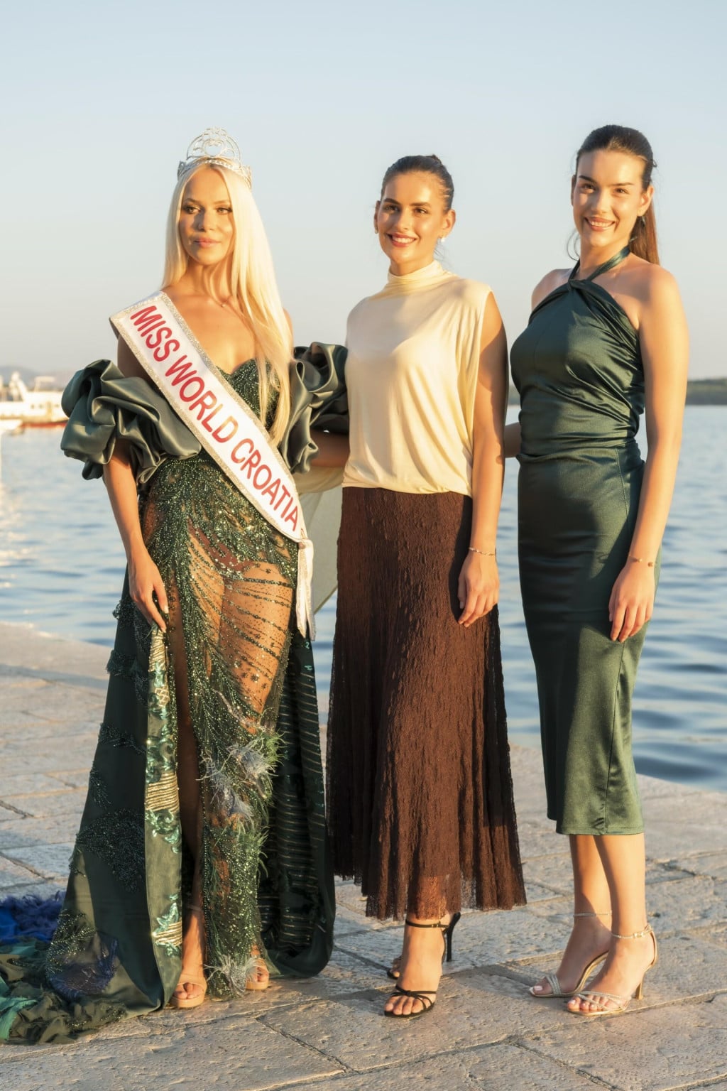 <p>Miss Hrvatske Ema Helena Vičar s missicama &Scaron;ibensko-kninske županije Anteom Krnić i Emom Ninić</p>