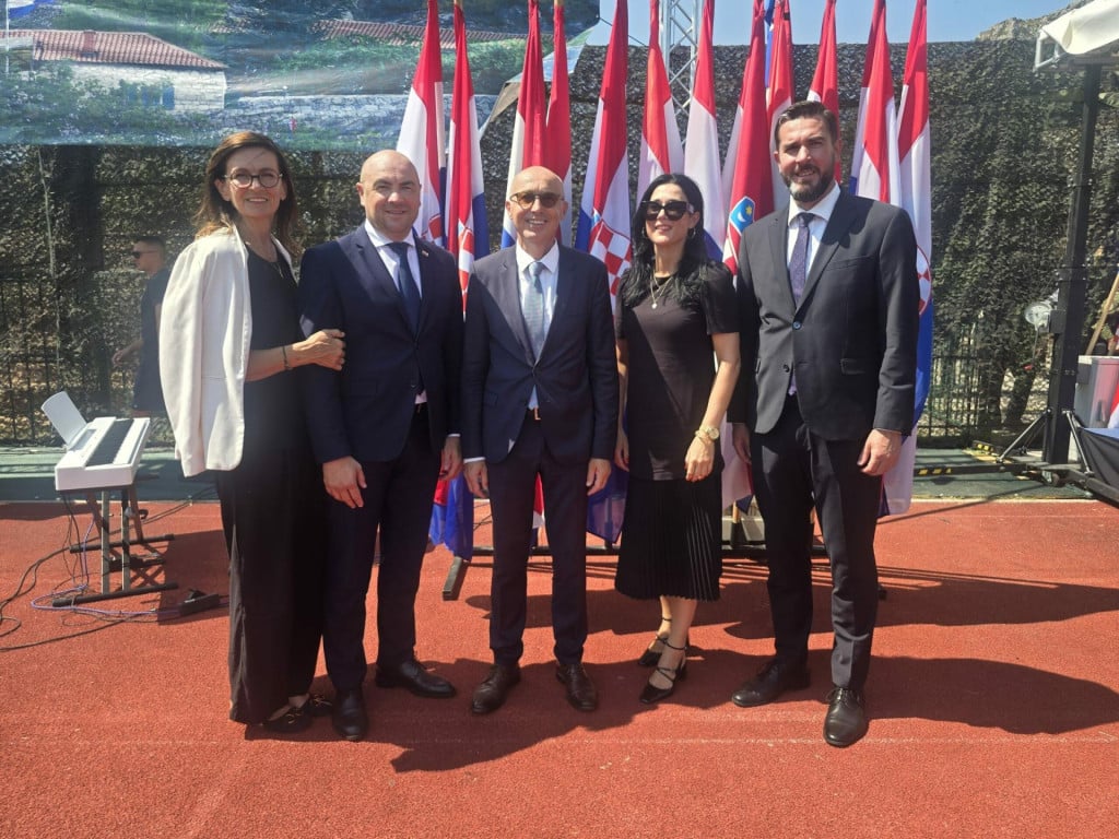 <p>Pezo sa suradnicima u Kninu na 31. obljetnici VRO Oluja i proslavi Dana pobjede i domovinske zahvalnosti i Dana hrvatskih branitelja</p>