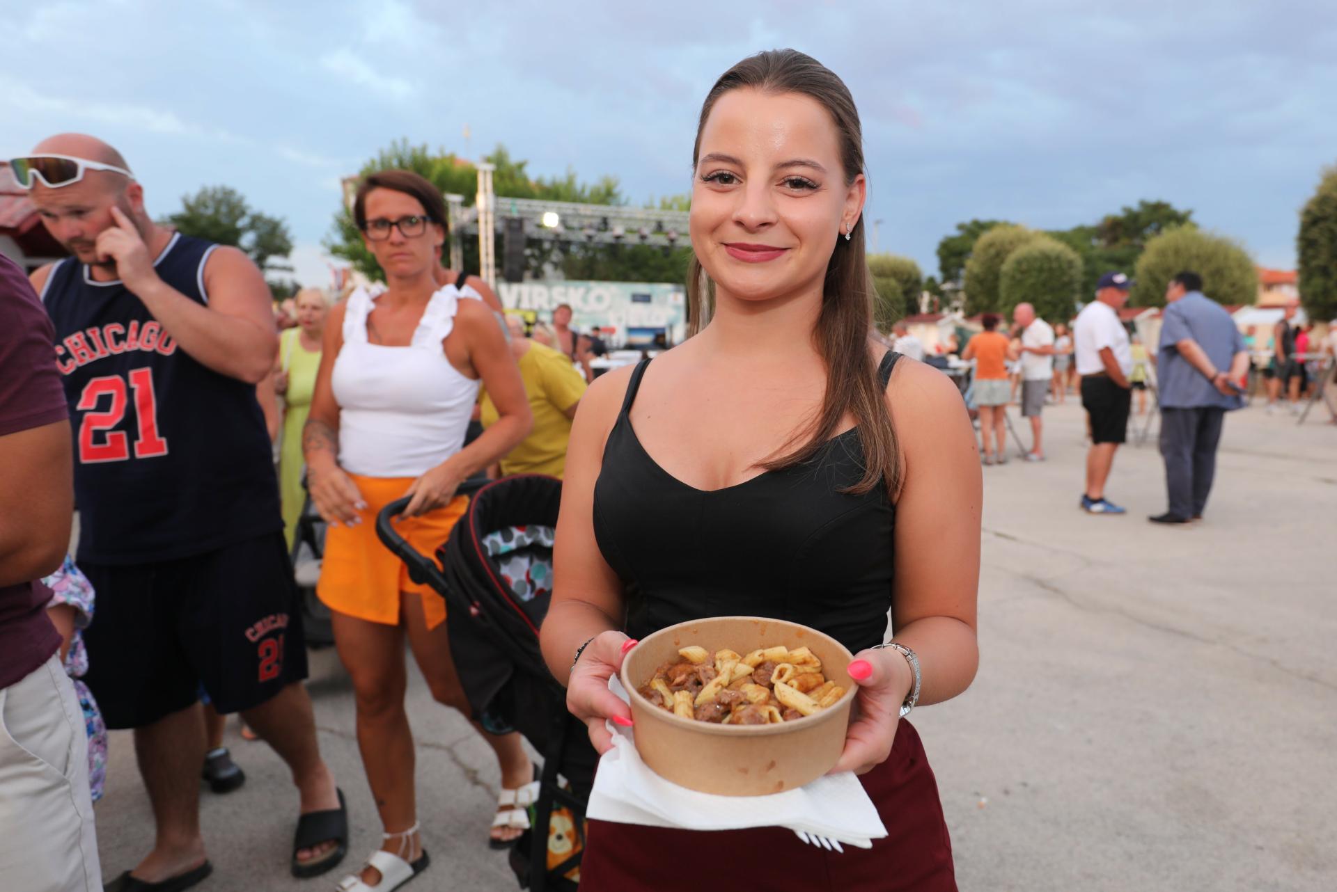 Besplatan gulaš od oko 500 kilograma srnetine i veprovine, a potom koncert i vatromet