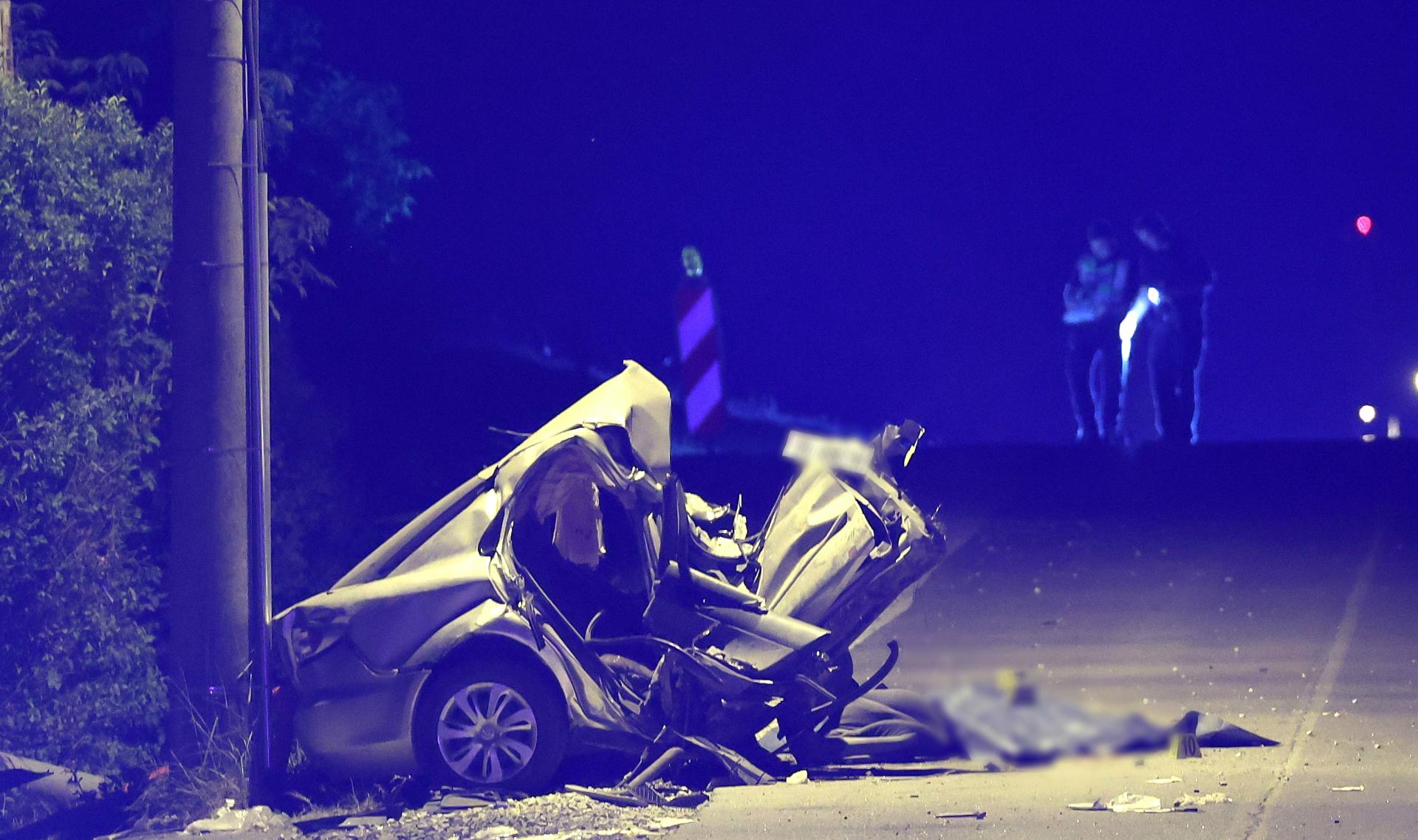 U stravičnoj prometnoj nesreći u Zagrebu poginule tri osobe; automobil se prepolovio od udara u betonski stup
