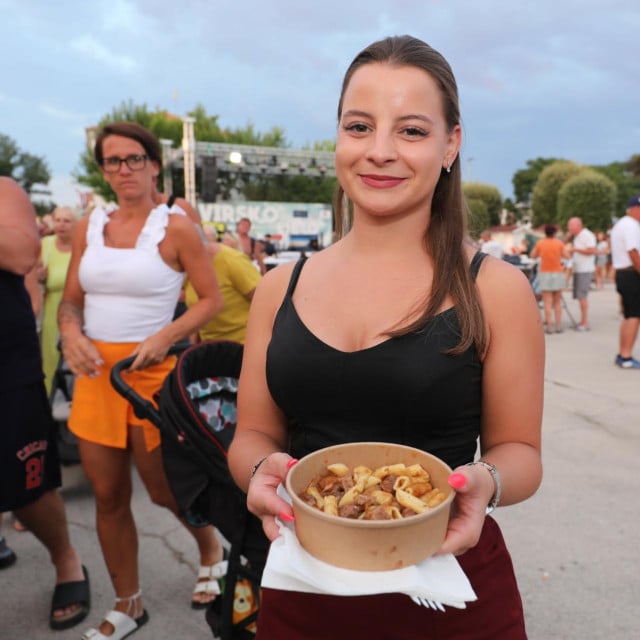 <p>Dan pobjede i domovinske zahvalnosti i Dan hrvatskih branitelja proslavio se u Viru s besplatnim gula&scaron;om od divljači, prigodnim koncertom i vatrometom</p>