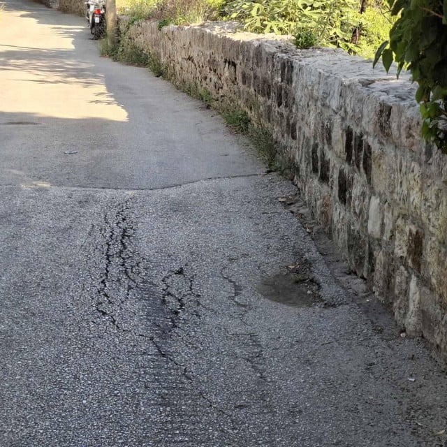 <p>Jako lo&scaron;e stanje Ulice Vlaha Bukovca</p>
