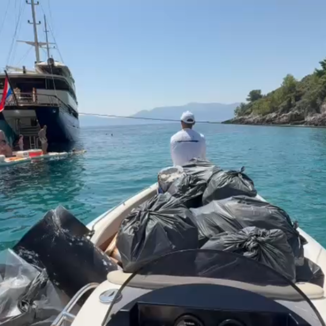 <p>posade turističkih jahti i mini kruzera, članovi Hrvatske udruge privatnih brodara čiste obalu</p>