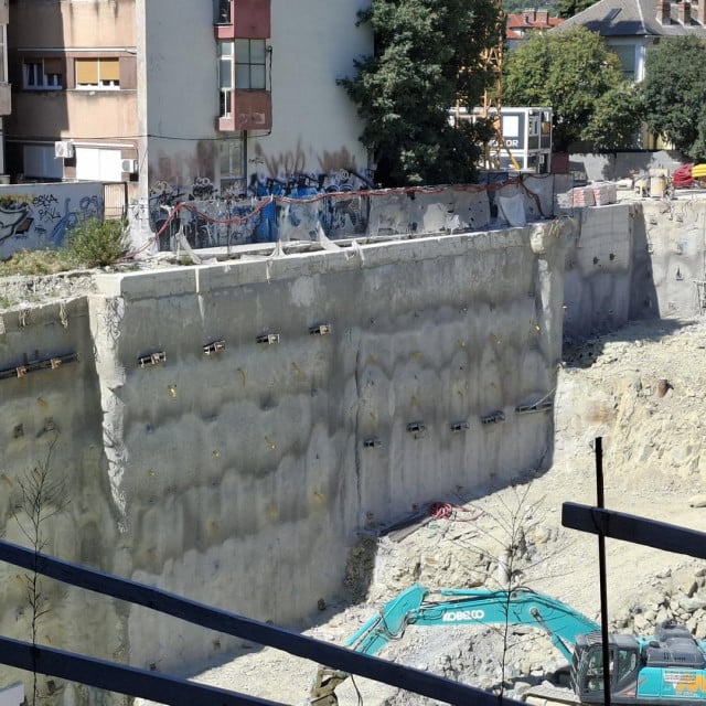 <p>Građevna jama koja se izvodi za Small Mall</p>