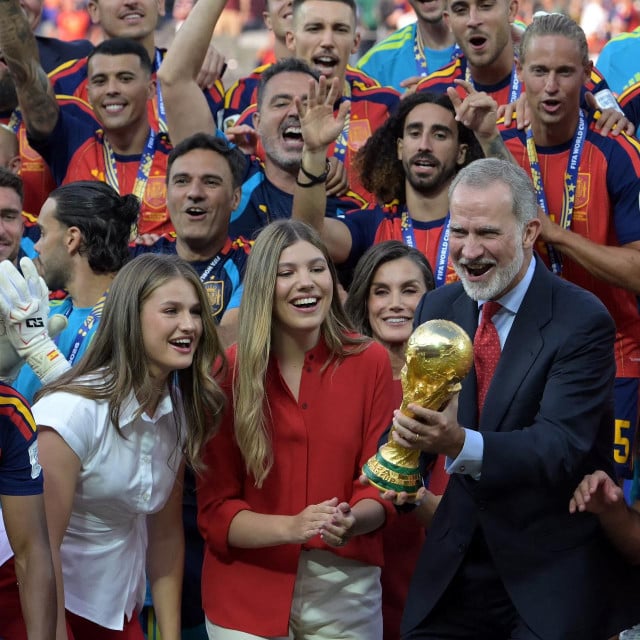 <p>&Scaron;panjolski kralj Felipe VI. podiže trofej okružen &scaron;panjolskim napadačem&nbsp;Lamineom Yamalom, princezom Leonor, princezom Sofijom i kraljicom Letizijom nakon &scaron;to su &scaron;panjolski nogometa&scaron;i pobijedili u finalnoj utakmici Svjetskog prvenstva u nogometu 2026. između &Scaron;panjolske i Argentine na stadionu New York/New Jersey u East Rutherfordu 19. srpnja 2026.</p>