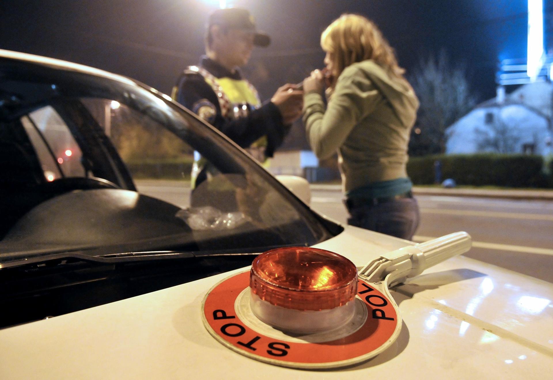 Bez kacige, s alkoholom i marihuanom: Policija u Viru uhitila 19-godišnjeg vozača motocikla