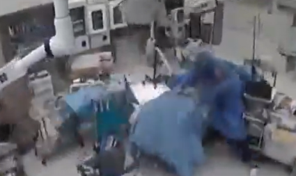 VIDEO Potres magnitude 7,1 tresao operacijsku salu, kirurzi nadljudskim snagama spašavali pacijenta. Kamera sve snimila