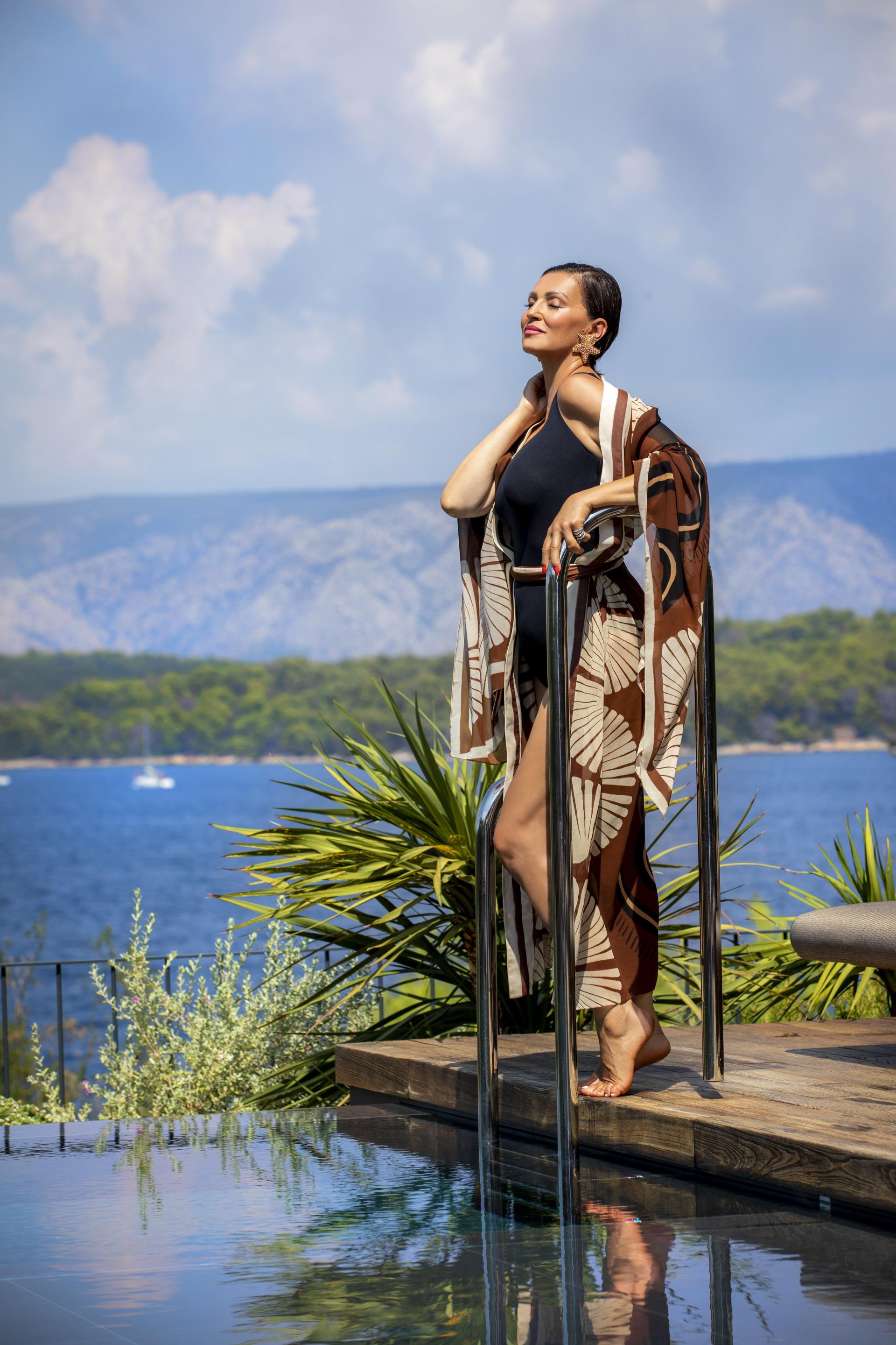 Nina Badrić uživa u svojoj mediteranskoj oazi na Hvaru, oduševio nas je njezin odabir kupaćeg kostima - pronašli smo 25 sličnih komada