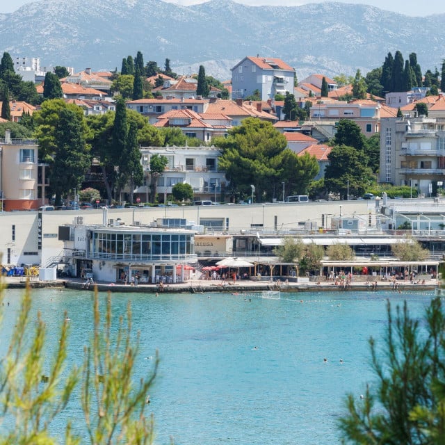 <p>Zgrada s ugostiteljskim objektima uz plažu Bačvice</p>