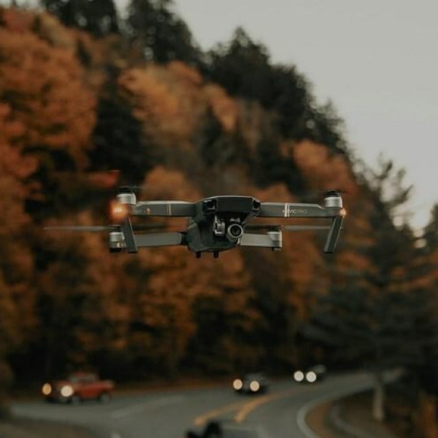 <p>Policijski dron za nadzor prometa</p>