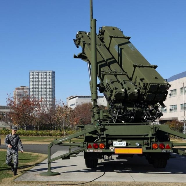 <p>Japanski ministar obrane Shinjiro Koizumi u dru&scaron;tvu australskog kolege u obilasku jedinice za presretanje raketa PAC-3 u Tokiju&nbsp;&nbsp;</p>