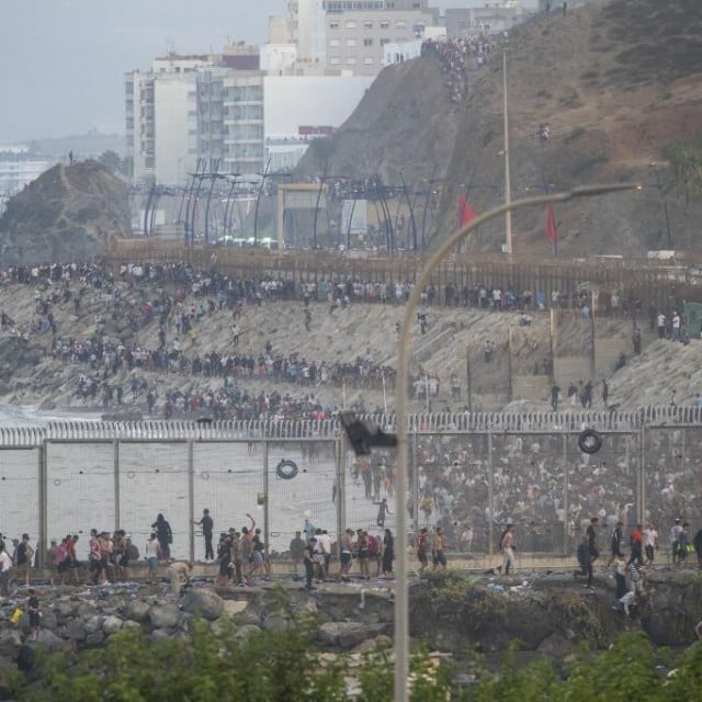 <p>&lsquo;Pun mi je kufer svih, od tog Sancheza do na&scaron;ih političara i izvjestitelja koji upiru prste u mafiju, trgovce ljudima. Ne! Migracije su dio političke strategije islamizacije ili destabilizacije Europe, primarno nikakvo humanitarno pitanje...&lsquo;</p>