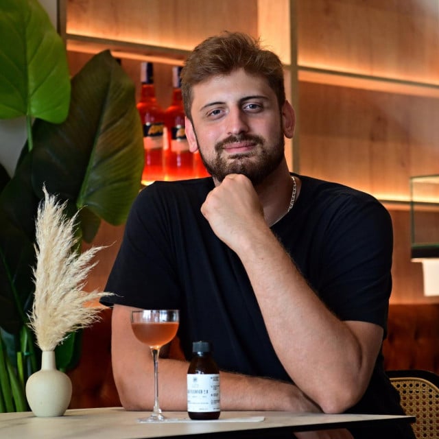 <p>Luka iz Beograda bartender je u novom koktel baru u Splitu</p>