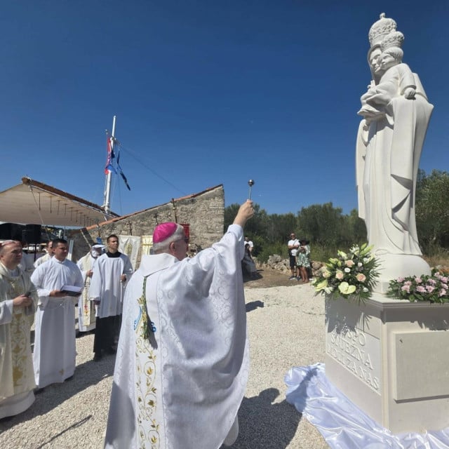 <p>Nadbiskup Zgrablić blagoslovio kip Gospe Snježne u uvali Ždrela&scaron;ćica</p>