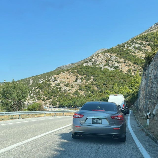 <p>Kolona pred Velikim žalima</p>