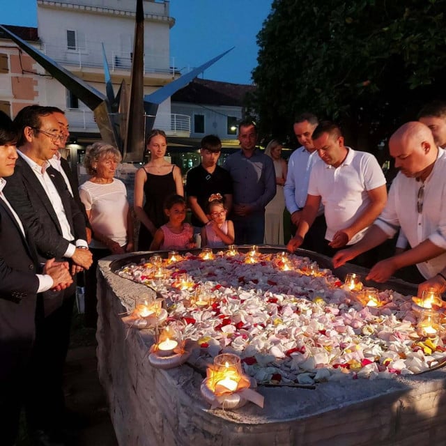 <p>Obilježavanje&nbsp;obljetnice stradanja Hiro&scaron;ime i Nagasakija u Biogradu na Moru</p>