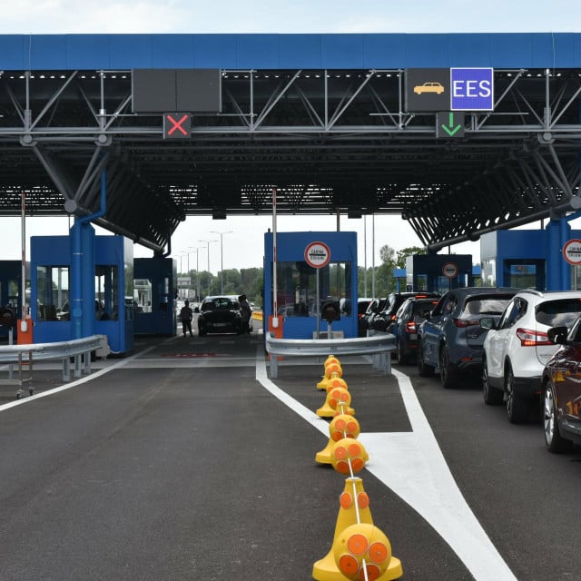 <p>Na graničnom prijelazu Gradi&scaron;ka stvorila se gužva i supruga je iza&scaron;la iz automobila kako bi oti&scaron;la do toaleta (ilustracija)</p>