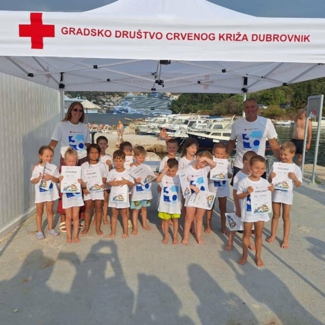 <p>Instruktor Mario Janković uči dubrovačke mali&scaron;e plivati</p>