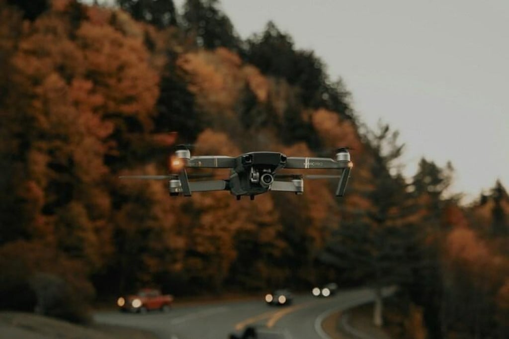 <p>Policijski dron za nadzor prometa</p>