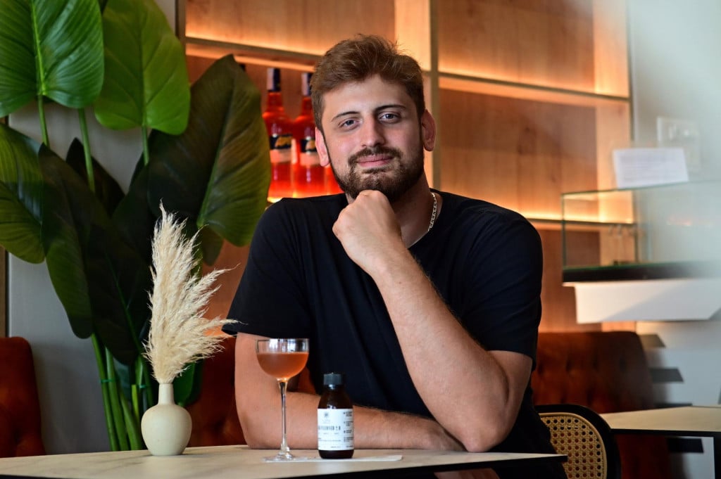 <p>Luka iz Beograda bartender je u novom koktel baru u Splitu</p>