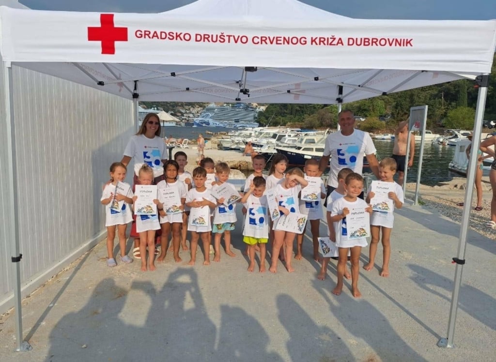 <p>Instruktor Mario Janković uči dubrovačke mali&scaron;e plivati</p>