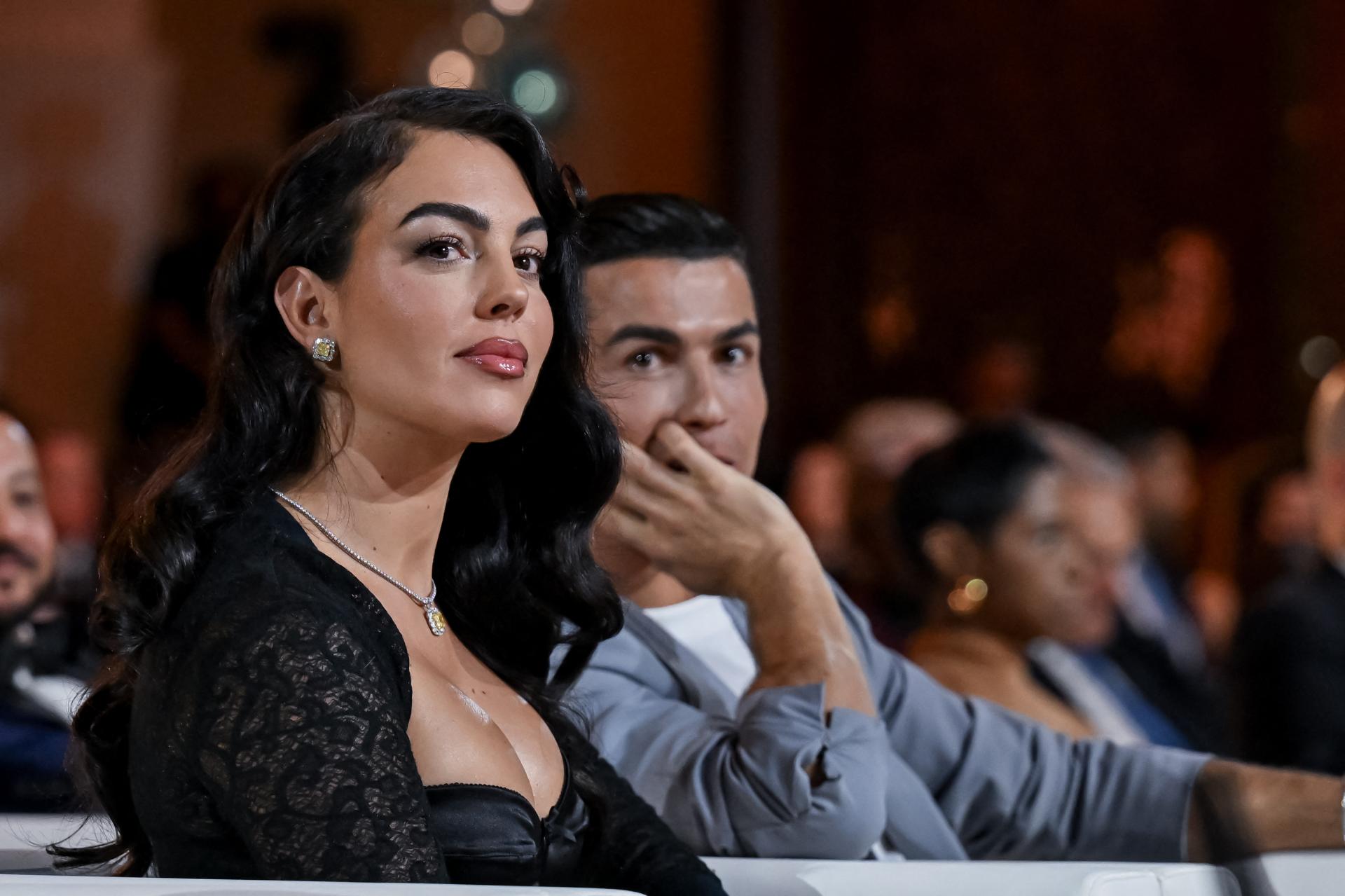 Hladan tuš: stotine ljudi čekale Ronalda i Georginu pred katedralom u Portugalu, a onda je uslijedio veliki obrat