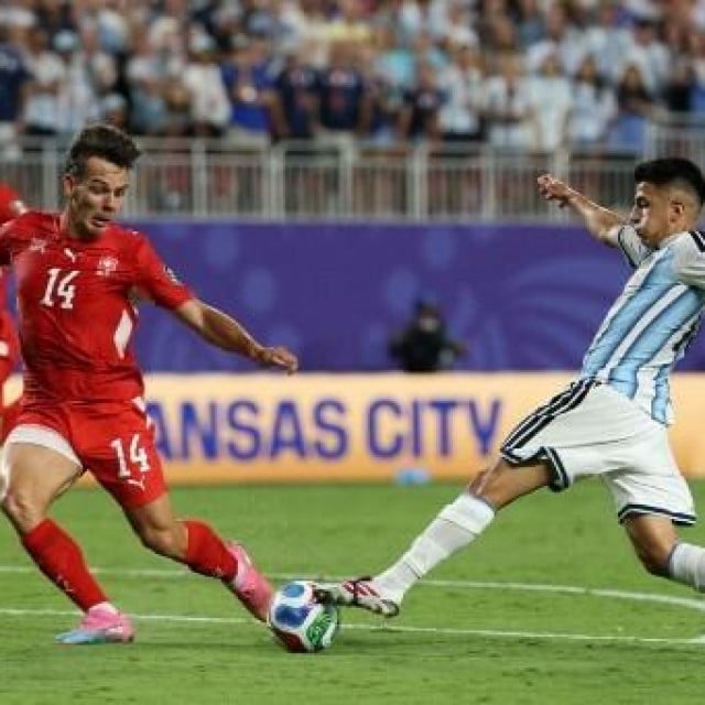 <p>Thiago Almada u dvoboju protiv &Scaron;vicarca Jasharija tijekom nedavnog SP-a</p>