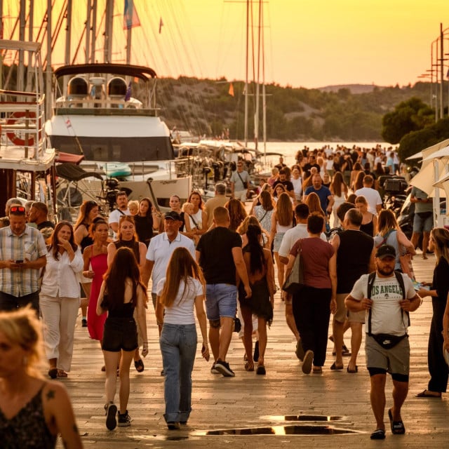 <p>Sibenik, 220726.<br>
Gradske ulice i trgovi puni turista prije zalaska sunca<br>
