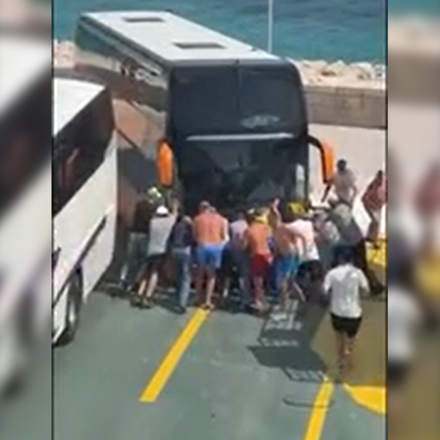 <p>Putnici su zdu&scaron;no su pomogli pri poku&scaron;aju odblokiranja autobusa&nbsp;&nbsp;<br>
&nbsp;</p>