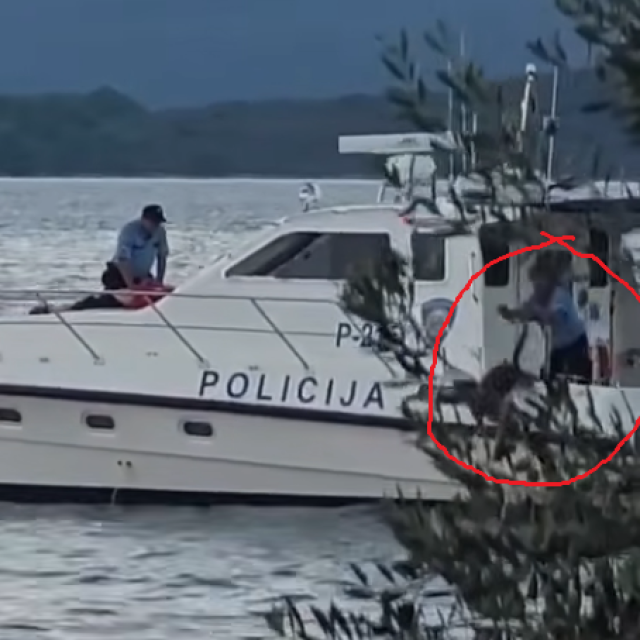 <p>Policajac baca psa u more s policijskog glisera</p>