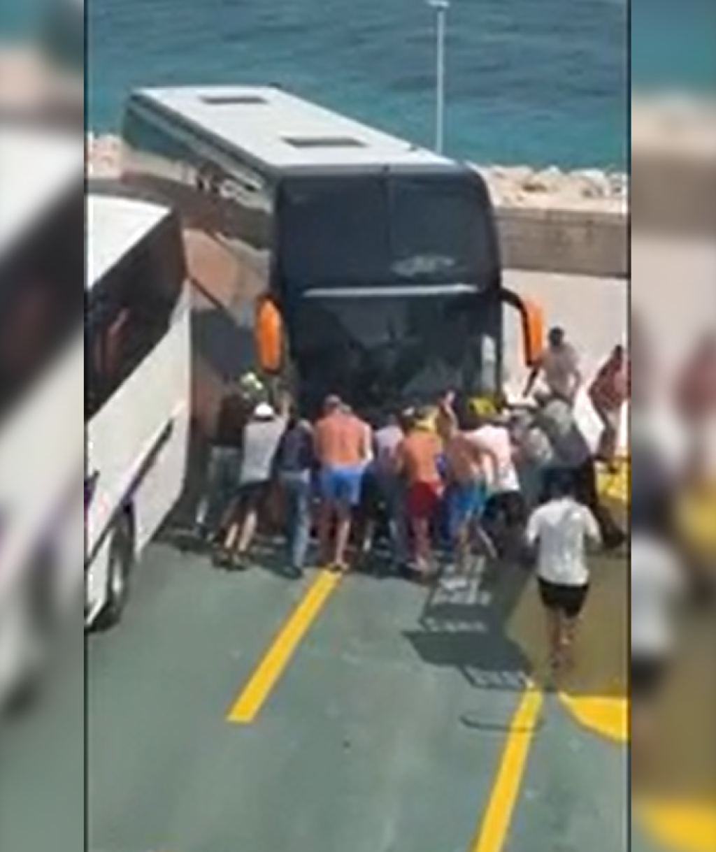 <p>Putnici su zdu&scaron;no su pomogli pri poku&scaron;aju odblokiranja autobusa&nbsp;&nbsp;<br>
&nbsp;</p>