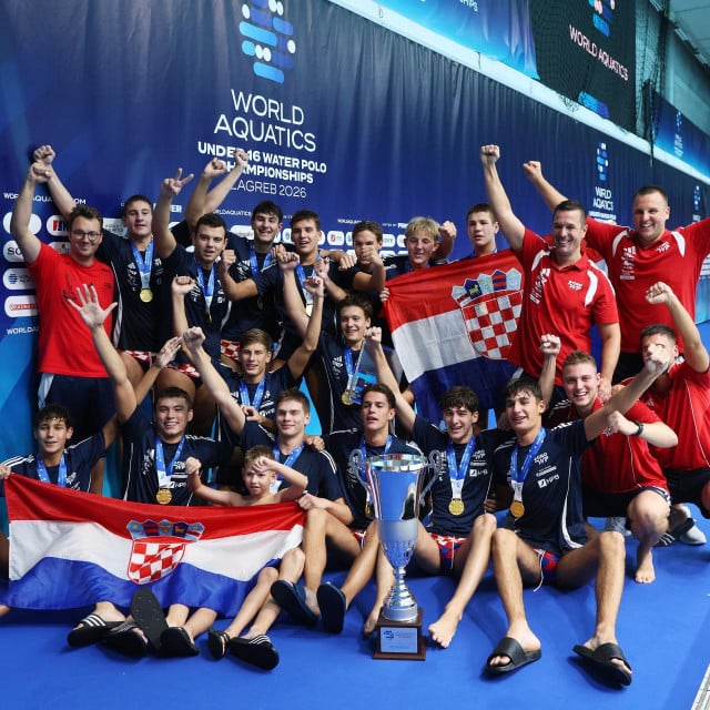 <p>Zagreb, 090826.<br>
Bazen Mladost.<br>
Utakmica finala Svjetskog prvenstva U16 za vaterpoliste, Hrvatska - Spanjolska.<br>
Na fotografiji: reprezentacija Hrvatske slavi pobjedu.<br>