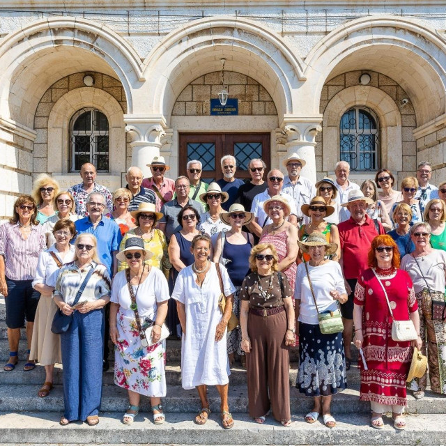 <p>1971. godine maturiralo je 134 učenika i učenica Gimnazije Marija Radeljević u Dubrovniku. Na susretu prigodom proslave 55. obljetnice mature ispred Gimnazije okupilo ih se ukupno 38.<br>
<strong>I red</strong><br>
Doris Kristić, Dubravka Dube Vlahović, Meri Perić Nigay, Anita Turina Lucin, Manilka &Scaron;epelj, Zvjezdana Petrović Lasić<br>
<strong>II red</strong><br>
Branka Vićan Franičević, Dunja Dropulić Jurica, Vedrana Knego Korać, Maja Kavurčić Polzer, Marina Božović Ilija&scaron;ević, Melanija Marić, Marjan Bijelić, Ivana Lasić Sjekavica, Stanislava Slavica Mejić, Jadranka Čizmić<br>
<strong>III red</strong><br>
Loreta Tovarac, Julija Goravica Zimonjić, Ivo Kežić, Marija Maja Arčanin Vuk&scaron;ić, Miroslav Miro Kraljević, Marina Desin, Pero Pepino Račić, Julka Soldić Zec, Jelena Gjaja, Mari Račić Garda&scaron;anić,<br>
Marina Krstanović Viđen<br>
<strong>IV red</strong><br>
Anita Lonza Alaupović, Neven Palčok, Zoran Čabrilo, Mladen &Scaron;obot, Milorad Mi&scaron;o Mićunović, Antun Tonko Nodilo, Slobodan Bobo Vuković, Đorđe Janković, Miloslav Milo Pavlović, Nada Martinović Jukić, Andro Nedoh, Ivan Roglić</p>