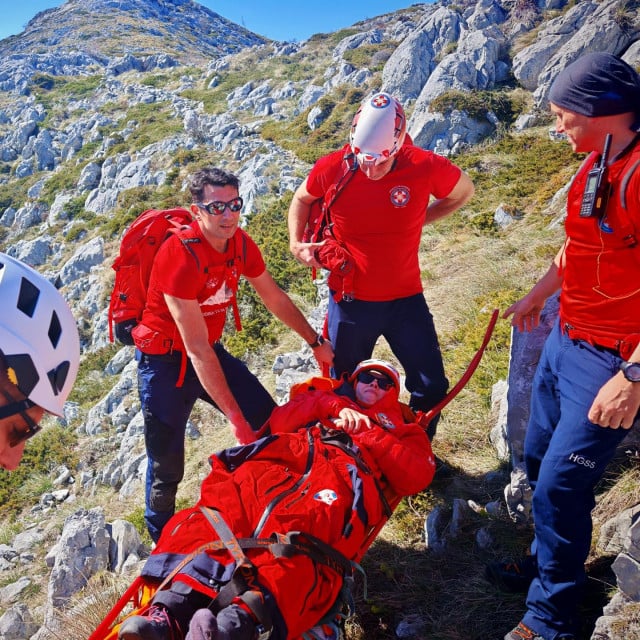 <p>Hrvatska državljanka u sigurnim rukama, umotana na nosilima na biokovskom vrhu Babina vrklja</p>
