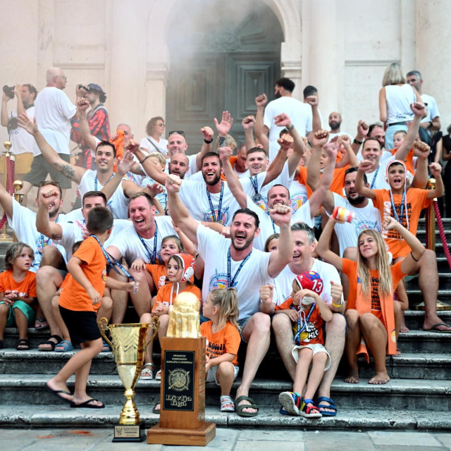 <p>Dubrovnik, 100826.<br>
Crkva sv. Vlaha.<br>
Svecano proglasenje najuspjesnijih momcadi i pojedinaca Divlje lige 2026.<br>
Na fotografiji: Fun H20 osvojio prvo mjesto.<br>