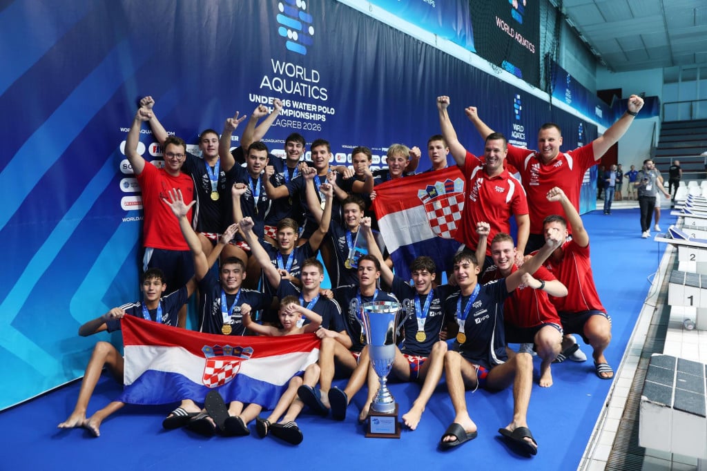 <p>Zagreb, 090826.<br>
Bazen Mladost.<br>
Utakmica finala Svjetskog prvenstva U16 za vaterpoliste, Hrvatska - Spanjolska.<br>
Na fotografiji: reprezentacija Hrvatske slavi pobjedu.<br>