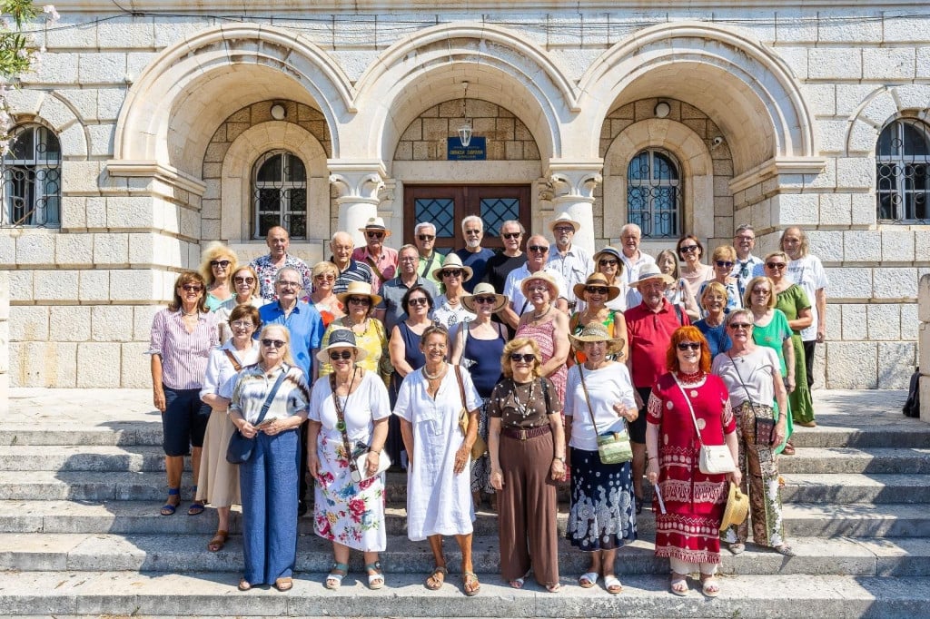 <p>1971. godine maturiralo je 134 učenika i učenica Gimnazije Marija Radeljević u Dubrovniku. Na susretu prigodom proslave 55. obljetnice mature ispred Gimnazije okupilo ih se ukupno 38.<br>
<strong>I red</strong><br>
Doris Kristić, Dubravka Dube Vlahović, Meri Perić Nigay, Anita Turina Lucin, Manilka &Scaron;epelj, Zvjezdana Petrović Lasić<br>
<strong>II red</strong><br>
Branka Vićan Franičević, Dunja Dropulić Jurica, Vedrana Knego Korać, Maja Kavurčić Polzer, Marina Božović Ilija&scaron;ević, Melanija Marić, Marjan Bijelić, Ivana Lasić Sjekavica, Stanislava Slavica Mejić, Jadranka Čizmić<br>
<strong>III red</strong><br>
Loreta Tovarac, Julija Goravica Zimonjić, Ivo Kežić, Marija Maja Arčanin Vuk&scaron;ić, Miroslav Miro Kraljević, Marina Desin, Pero Pepino Račić, Julka Soldić Zec, Jelena Gjaja, Mari Račić Garda&scaron;anić,<br>
Marina Krstanović Viđen<br>
<strong>IV red</strong><br>
Anita Lonza Alaupović, Neven Palčok, Zoran Čabrilo, Mladen &Scaron;obot, Milorad Mi&scaron;o Mićunović, Antun Tonko Nodilo, Slobodan Bobo Vuković, Đorđe Janković, Miloslav Milo Pavlović, Nada Martinović Jukić, Andro Nedoh, Ivan Roglić</p>