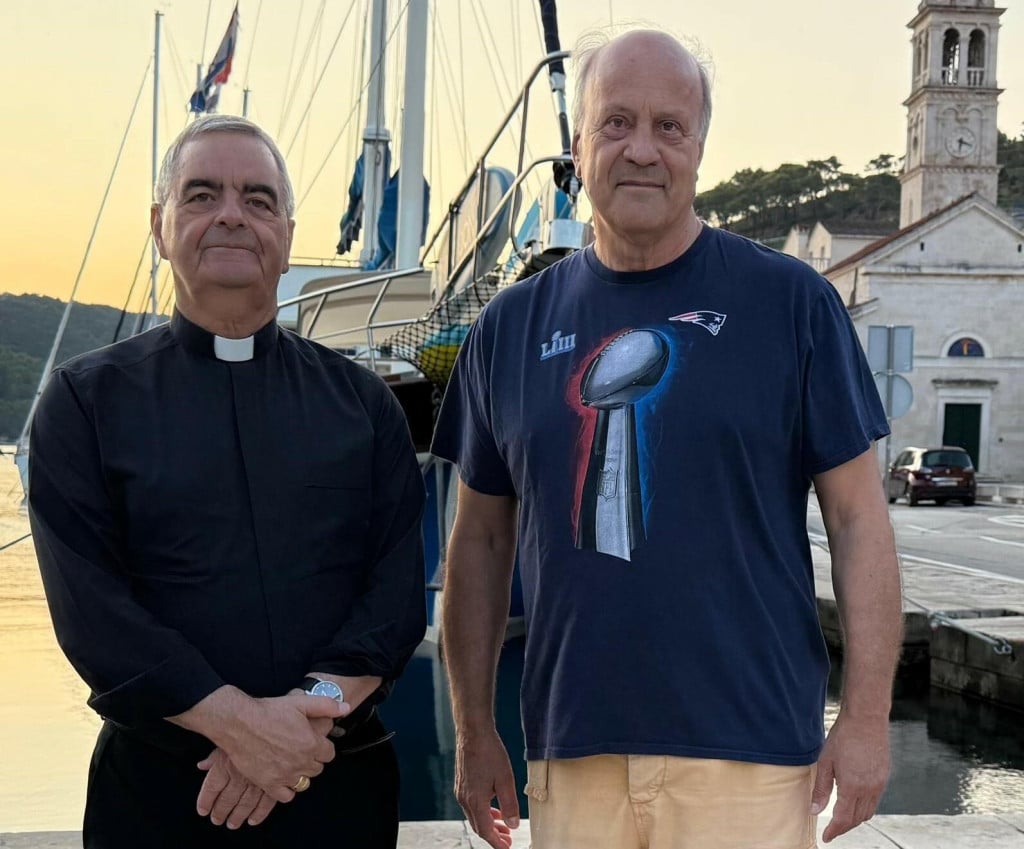 <p>Nadbiskup Nikola Eterović i redatelj filma Jakov Sedlar na puči&scaron;koj rivi</p>