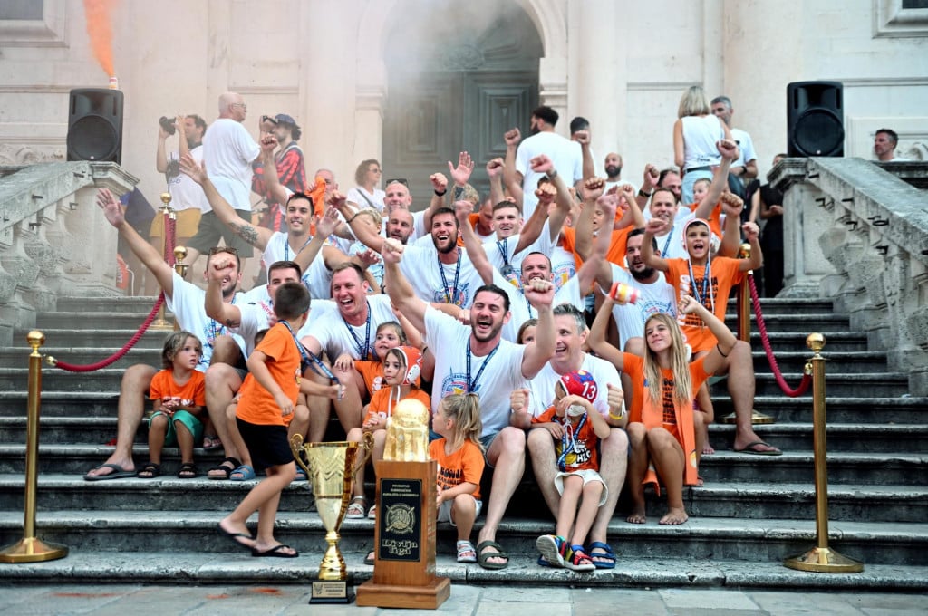 <p>Dubrovnik, 100826.<br>
Crkva sv. Vlaha.<br>
Svecano proglasenje najuspjesnijih momcadi i pojedinaca Divlje lige 2026.<br>
Na fotografiji: Fun H20 osvojio prvo mjesto.<br>