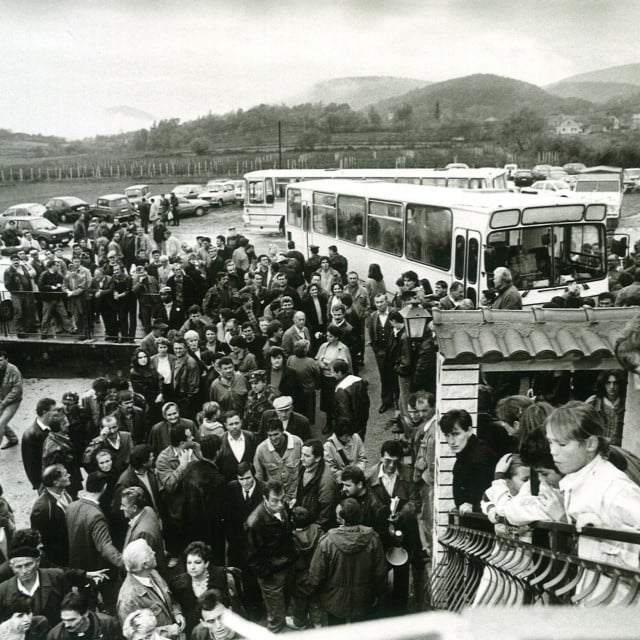 <p>Snimka iz studenoga 1992., kada su se Hrvace nalazile na samoj liniji razdvajanja, a unatoč primirju i prisutnosti snaga UNPROFOR-a, srpske su paravojne postrojbe redovito kr&scaron;ile dogovore, pljačkale i palile preostale kuće u okolnim selima</p>