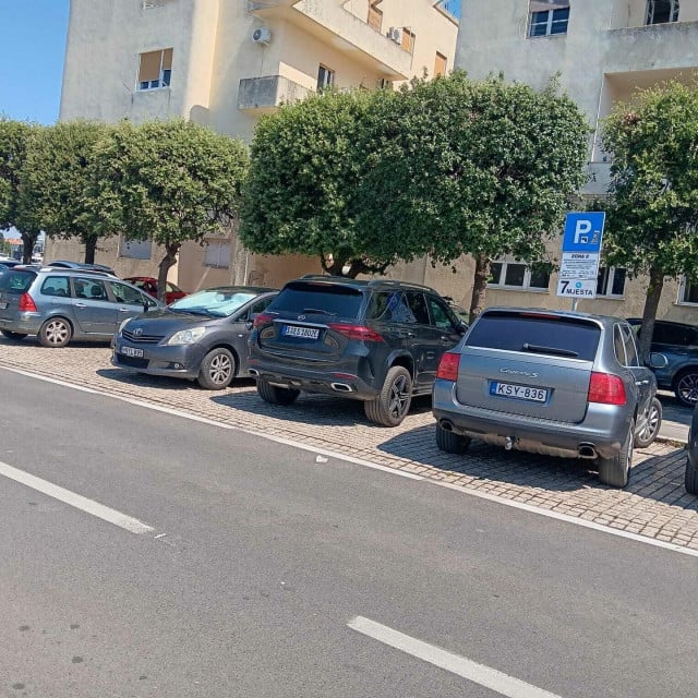 <p>Parkirani automobili turista u Zoni 0 na Poluotoku</p>