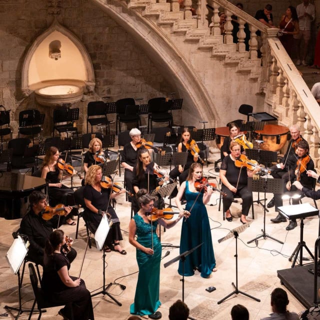<p>Članovi DSO-a, dirigent Christian Vasquez te violinistice Mirabai Weismehl Rosenfeld i Eva &Scaron;ulić Brajčić</p>