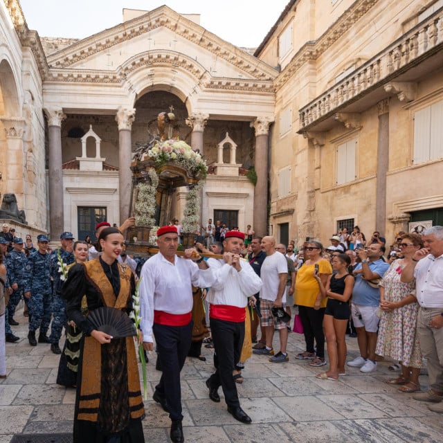 <p>Pro&scaron;logodi&scaron;nja procesija s Gospinom slikom</p>