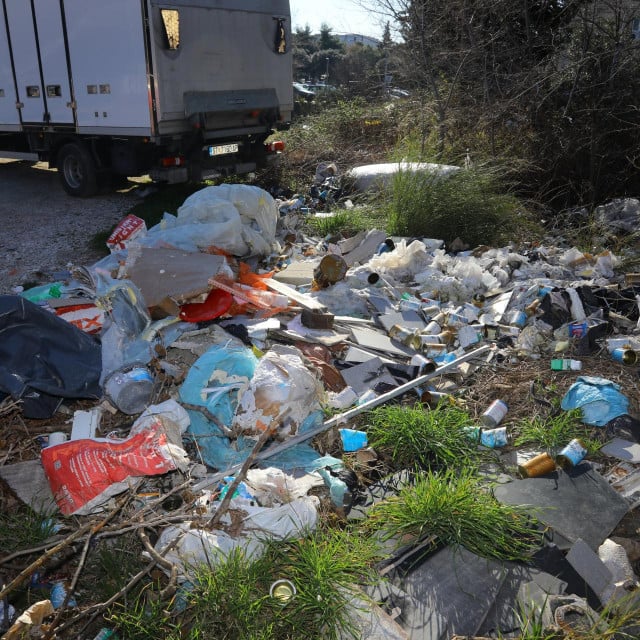 <p>Ovaj i slični prizori snimljeni su samo nekoliko stotina metara od povijesne jezgre (pre)naseljenog Splita, gdje onda &lsquo;po&scaron;teni Hrvat&rsquo; neće iskrcati kamion svega i svačega negdje daleko od očiju</p>