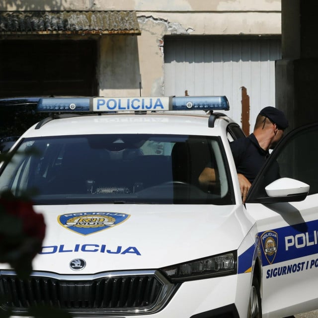 <p>Osijek, 110625.<br>
Policija ispred kuce Josipa Skorica, bivseg predsjednika uprave Hrvatskih cesta.<br>
Na fotografiji: privodjenje Josipa Skorica.<br>