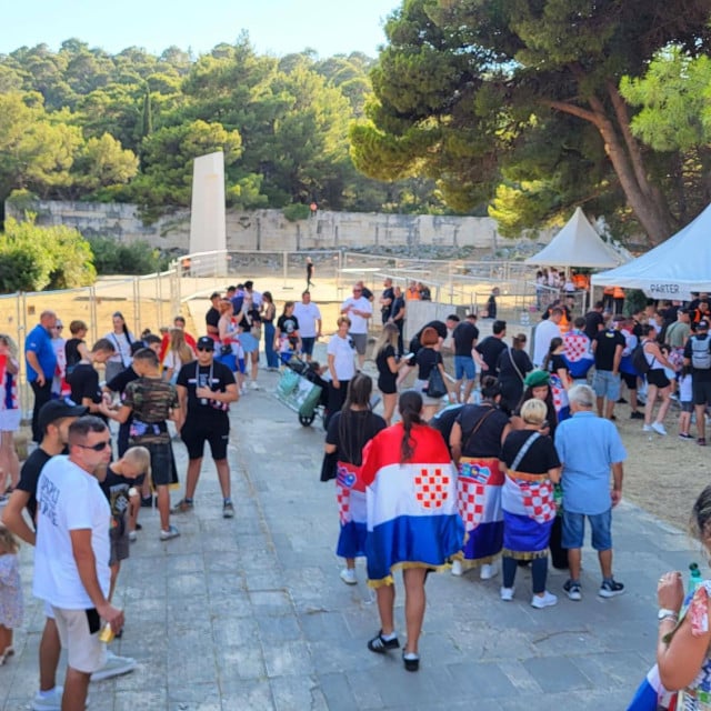 <p>Spomen-park &Scaron;ubićevac &rdquo;preuređen&rdquo; je u glavni ulaz na travnjak stadiona &Scaron;ubićevac za potrebe Thompsonova koncerta</p>